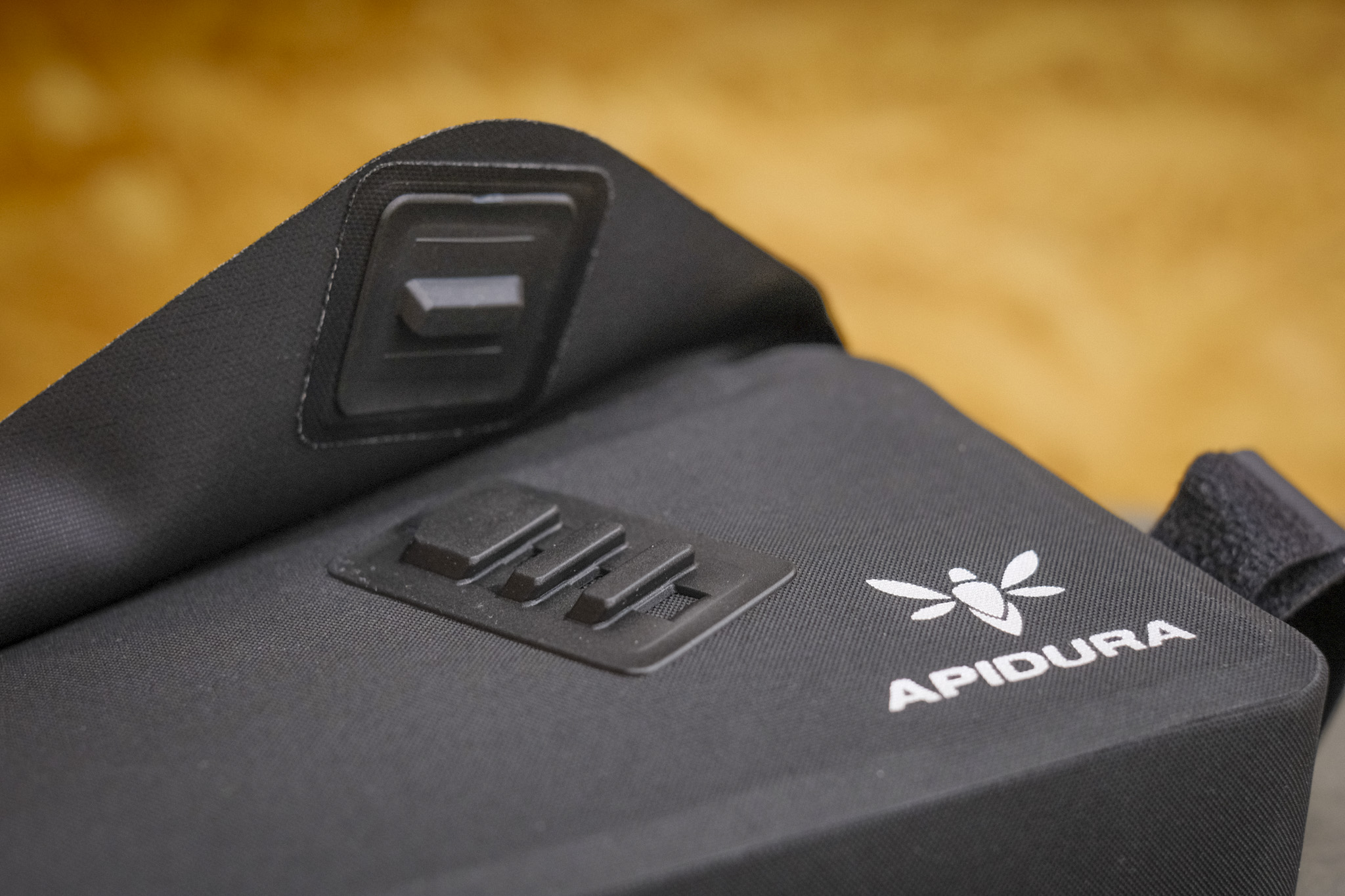 マグネットでワンタッチ開け閉め APIDURAトップチューブバッグ