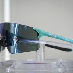 爽やかなチェレステカラーのOAKLEY EVZERO BLADES