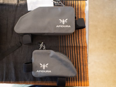 APIDURA Dryトップチューブバッグ
下がレギュラー0.5リットル、上がラージ1リットルです。
https://www.alternative-bikes.com/item/item.php?page_no=&goods_code=B047&genre_code=&brand_code=&back_page=list%2Cphp