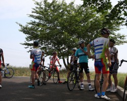 多摩川河川敷の公園に集合。