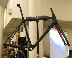 GALLIUM PRO DISC<br />超軽量トップモデルのDISCブレーキバージョン。フラットマウント+12mmスルーで幅30mmのタイヤまで対応します。手定価450,000円(税抜)。<br />カラーは写真のブラック×グレーの他、ブラック×ホワイトロゴもラインナップ。