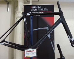 ZERO.6
フレーム重量680gの超軽量レーシングバイク。
フレームセット税抜定価650,000円・デュラエース(WH-R9100-C40-CL)完成車税抜定価1,100,000円