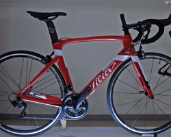 Cent1AIR 60T
リアの形状を新たにしたニューモデルです。
フレームセット税抜定価360,000円・デュラエース完成車税抜定価565,000円・アルテグラ完成車税抜定価450,000円