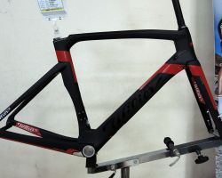 Cent1AIR 46Tマットブラック
60Tと同形状ながら46Tカーボンも採用することで価格を抑えています。
フレームセット税抜定価280,000円・デュラエース完成車税抜定価485,000円・アルテグラ完成車税抜定価370,000円・105完成車税抜定価330,000円