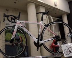 GranturismoRホワイト/ピンク
フレームセット税抜定価170,000円・アルテグラ完成車税抜定価280,000円・105完成車税抜定価235,000円・ディアグラ完成車税抜定価215,000円