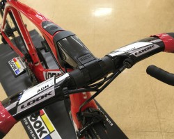 ADH2カーボンハンドル
税込定価70,200円 <br />HMカーボンを使用し、非常に剛性が高く形状はナチュラルでおすすめです。ブレーキのアジャスター機構の追加、フラット部分の延伸によるメーター取り付けのしやすさなどマイナーチェンジが加えられました。今までの形状のADHハンドルも併売です。