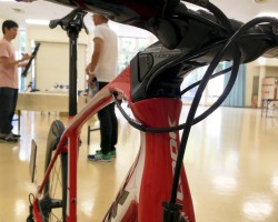 795LIGHT RSのヘッドチューブ付近<br />ワイヤリングの窮屈さがネックでしたが、入り口のパーツを改良しワイヤーの動きがかなり改善されました。