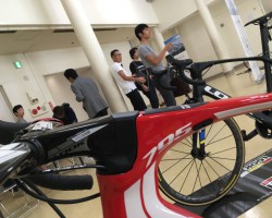 795LIGHT RSのトップチューブのブレーキワイヤー入り口は左右にあり、ワイヤリングによって使い分けられます。