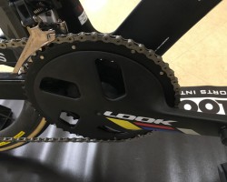 795シリーズのZED3クランク。フレームカラーにあわせたカラーリングです。専用チェーンリングを別途用意する必要があります。