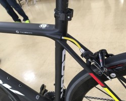 785HUEZ RSリアブレーキのワイヤリング<br />トータルでも軽量にするために短いワイヤーの仕様。ブレーキによっては動きに影響がでそうです。軽量ee brakeなら自然なワイヤリングになりそう。