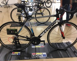 785HUEZ完成車<br />30tカーボンをメインで使いRSよりはやや重くマイルドな乗り味にはなりますが、オーソドックスな軽量バイクとして高いコストパフォーマンスを誇るバイクです。105仕様。