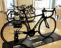 785HUEZ 105完成車 税込定価345,600円<br />30tカーボンをメインで使いRSよりはやや重くマイルドな乗り味にはなりますが、オーソドックスな軽量バイクとして高いコストパフォーマンスを誇るバイクです。105仕様。