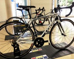 765OPTIMUM 105MIX完成車 税込定価280,800円<br />2017モデルの765の名称変更です。2018は完成車のみの販売となります。フロントフォークとチェーンステーにフラックスファイバーを配合して軽快なのに非常に振動収束性能が高い快適な乗り味のバイクです。