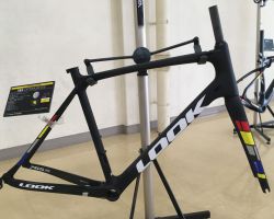 765OPTIMUM RSフレームセット プロチームマット 税込定価356,400円<br />2017モデルの765HMの名称変更です。765の持つ抜群の振動収束性能はそのままに一部50tカーボンを使用してさらに軽量・高剛性にしています。フレームセットと完成車どちらも販売があります。