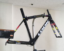 695ZRフレームセット プロチームグロッシー
税込定価442,800円 <br />名車695は引き続き販売されます。ステム・クランクはノーマルパーツを使用するZRタイプ。