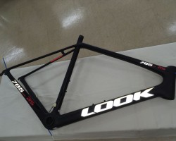 785HUEZ RS フレームセット ブラックマットリフレクトカラー 税込定価410,400円<br />暗闇で光が当たるとロゴがこのように反射します。