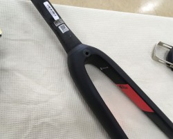 785HUEZ RSフロントフォーク<br />300gを切り超軽量ですが非常に剛性が高くコーナーリングやブレーキング時によれる感じが全くありません。