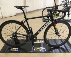 785HUEZ RSフレームセット プロチームマットカラー<br />写真のSサイズを少し試乗させてもらいました。はっきりわかるのはフレーム・フォークとも非常に剛性が高いこと。この細さ、この軽さとしては驚異的です。
