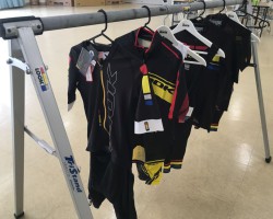 モンドリアンカラーをあしらったアパレル類