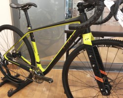 RLT9 RDO<br />カーボンフレーム&フォークのトップモデル。税込定価367,200円。写真のイエロー×グレーの他、シルバー×グレーのカラーリングも有ります。