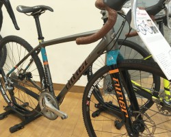 RLT9<br />アルミフレーム&カーボンフォークのスタンダードモデル。フォークもフレームも極太でかなりの迫力ですが、30mm程度のタイヤとの組み合わせでかなり快適に走れます。ダボが豊富についていて、ブルべのようなアドベンチャー的な走りから通勤まであらゆるシチュエーションで使えそうなバイクです。