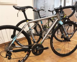 RLT9 STEEL<br />REYNOLDS853スチールフレーム&カーボンフォーク仕様。細身のパイプとマットシルバーカラーの組み合わせが美しいですね。