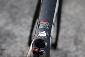 垂直方向に柔軟性をもたせたシートステーとその接合部。