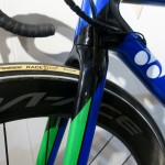 フレーム710g(650g)、フォーク400g(345g)。カッコ内はリムブレーキモデル