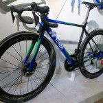 カラーは写真のブルー/グリーンの他、イエロー/ブラック、レッド/ブラック、グラファイトから選択できます