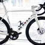 リムブレーキ、ディスクブレーキ仕様とも同一の7色展開。