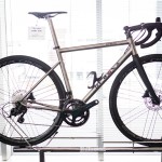 トップチューブとダウンチューブはトリプルバテッド、シートチューブはダブルバテッドのチューブを採用。