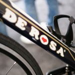 左右で異なるグラフィックのダウンチューブ