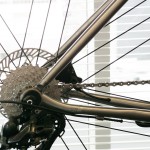 特徴的なデザインのエンド付近はDE ROSAによるもの。