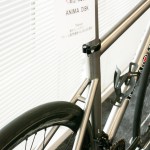 バック三角は剛性を上げるため小さくデザインされています。