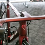 同色塗装のUrsus Magnus H01ハンドル(オプション)。