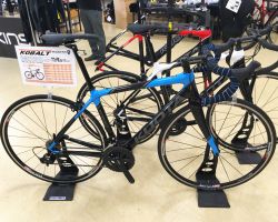 KOBALT(コバルト)2019Newカラー
オーソドックスな形状とクセの無いフィーリングで初めてのカーボンバイクに最適な完成車モデルです。パーツ選択に妥協せずフルシマノで組んでいるのも魅力です。
105完成車定価246,240円 TIAGRA完成車定価215,784円(いずれも税込)