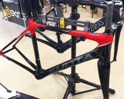 KOBALT(コバルト)COFIDISカラー
オーソドックスな形状と乗り心地で初めてのカーボンバイクに最適な完成車モデルです。パーツ選択に妥協せずフルシマノで組んでいるのも魅力です。
105完成車定価246,240円 TIAGRA完成車定価215,784円(いずれも税込)