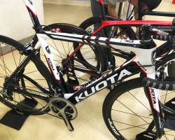 KOM(ケーオーエム)ホワイトレッド
ロードレース全般に適した高剛性レーシングバイク。継続です。フレームセット定価367,200円(税込)