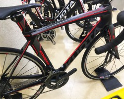 KOUGAR(クーガー)
専用フロントブレーキ&リアBB下ブレーキのエアロフレーム。カラーそのまま継続です。
フレームセット定価266,760円 ULTEGRA完成車410,400円 105完成車348,840円(いずれも税込)