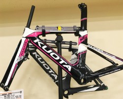 KT03(ケーティーゼロスリー)
トライアスロン向けカーボンTTバイクのエントリーモデル。フレームセット定価214,920円(税込)