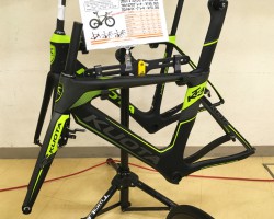 KT03(ケーティーゼロスリー)
トライアスロン向けカーボンTTバイクのエントリーモデル。フレームセット定価214,920円(税込)