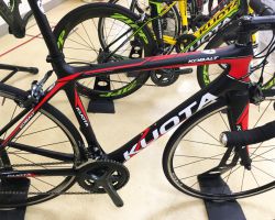 KOBALT(コバルト)マットカラー
オーソドックスな形状とクセの無いフィーリングで初めてのカーボンバイクに最適な完成車モデルです。パーツ選択に妥協せずフルシマノで組んでいるのも魅力です。
105完成車定価246,240円 TIAGRA完成車定価215,784円(いずれも税込)