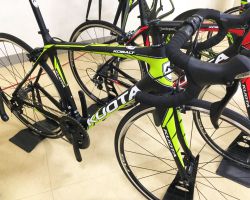 KOBALT(コバルト)マットカラー
オーソドックスな形状とクセの無いフィーリングで初めてのカーボンバイクに最適な完成車モデルです。パーツ選択に妥協せずフルシマノで組んでいるのも魅力です。
105完成車定価246,240円 TIAGRA完成車定価215,784円(いずれも税込)