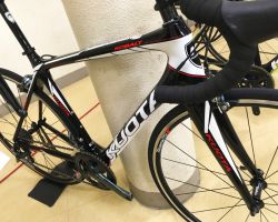 KOBALT(コバルト)ホワイトブラック
オーソドックスな形状とクセの無いフィーリングで初めてのカーボンバイクに最適な完成車モデルです。パーツ選択に妥協せずフルシマノで組んでいるのも魅力です。
105完成車定価246,240円 TIAGRA完成車定価215,784円(いずれも税込)