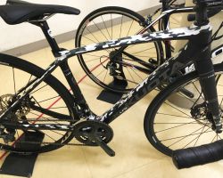 K-ALL ROAD LFS(ケーオールロード)
ディスクブレーキ仕様で弓形形状が適度な振動吸収性能を発揮するグラベルロード。カモフラージュ柄のデザインも新鮮です。
フレームセット定価189,000円(税込)