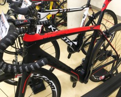 K-UNO(クノ)
高い運動性能を保ったままナノカーボン技術により悪路での振動吸収性も発揮するエンデュランスロードのトップモデル。
フレームセット定価356,400円(税込)