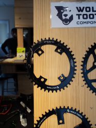 1X(フロントシングル)用チェーリングにも楕円の設定が有ります。シマノ4アーム用、38/40/42Tがラインナップされています。
https://www.alternative-bikes.com/item/item.php?page_no=&goods_code=C014&genre_code=&brand_code=&back_page=list%2Cphp
