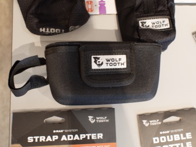 ハンドルバーに取り付けるWOLF TOOTHのバーバッグ。