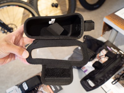 フタはマジックテープとマグネットで閉まっているので衝撃でも開きづらくなっています。