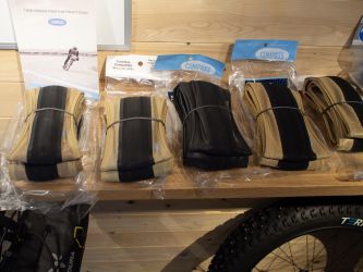 グラベル用タイヤを各種揃えるCOMPASS。
https://www.alternative-bikes.com/item/list_brand.php?goods_code=&genre_code=&brand_code=B13&back_page=